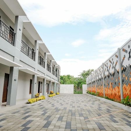 โอโย 2140 Hs เรสซิเดนซ์ Hotel ตุลุงอากุง ภายนอก รูปภาพ