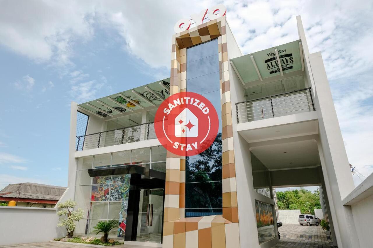 โอโย 2140 Hs เรสซิเดนซ์ Hotel ตุลุงอากุง ภายนอก รูปภาพ
