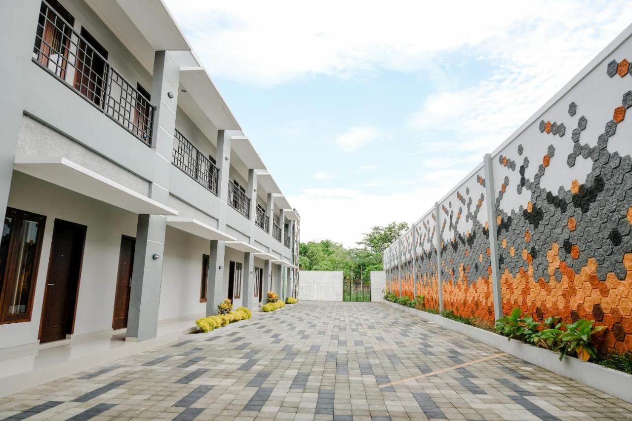 โอโย 2140 Hs เรสซิเดนซ์ Hotel ตุลุงอากุง ภายนอก รูปภาพ