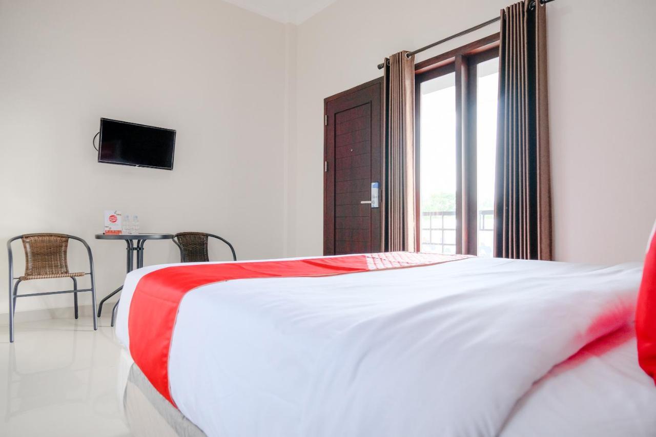 โอโย 2140 Hs เรสซิเดนซ์ Hotel ตุลุงอากุง ภายนอก รูปภาพ