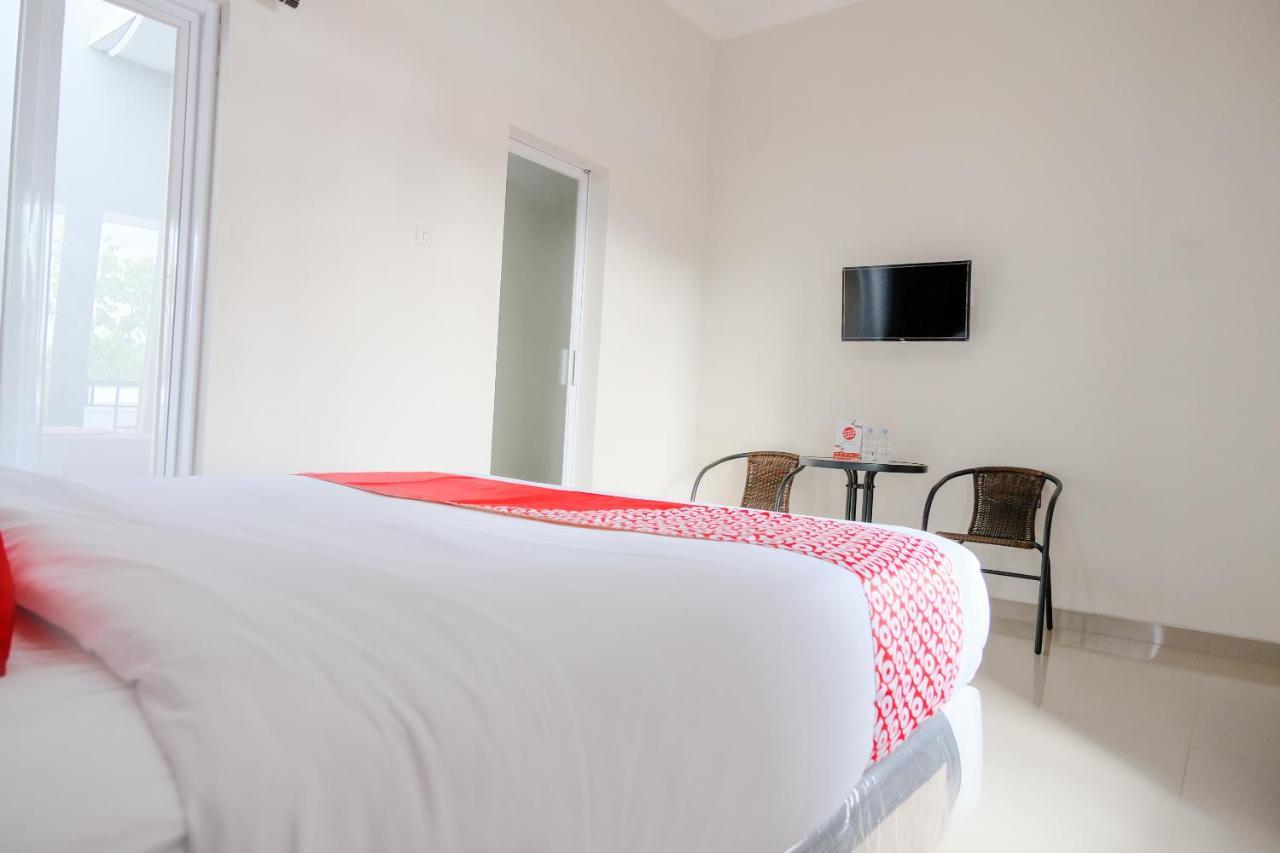 โอโย 2140 Hs เรสซิเดนซ์ Hotel ตุลุงอากุง ภายนอก รูปภาพ